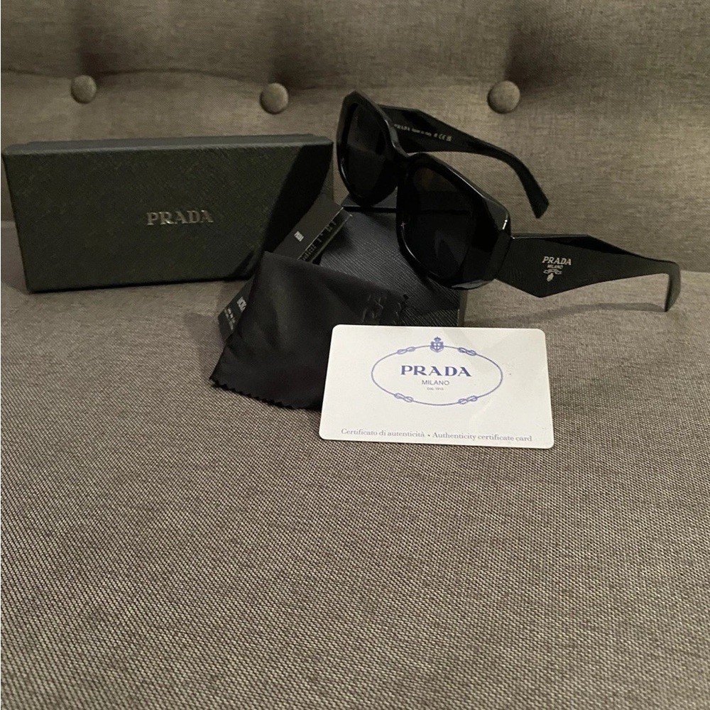 Prada Elegant Black Eyewear